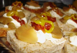 Canapés de Tomates Secos y Queso Crema