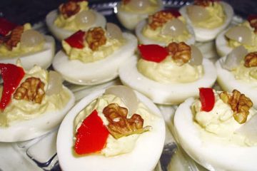 Huevos rellenos con mezcla de Mayonesa y Yema de huevo
