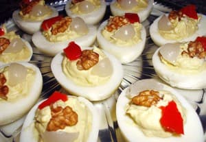 Huevos rellenos con mezcla de Mayonesa y Yema de huevo