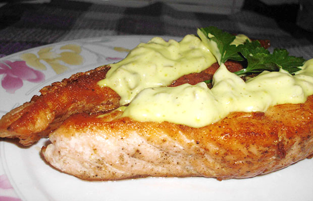 Salmón a la plancha con salsa de yogur