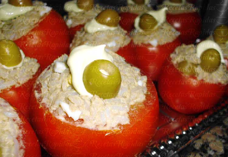 Cómo hacer tomates rellenos de arroz y atún