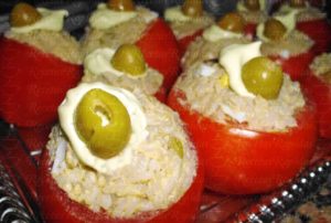 Cómo hacer tomates rellenos de arroz y atún