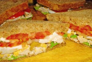 Cómo hacer sándwiches de pollo desmenuzado y huevo